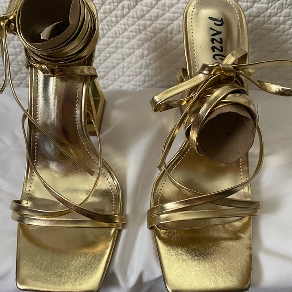 Look no further for the perfect shoes to go with your outfit!! Unique Wraps Gold - Picture 5 of 9